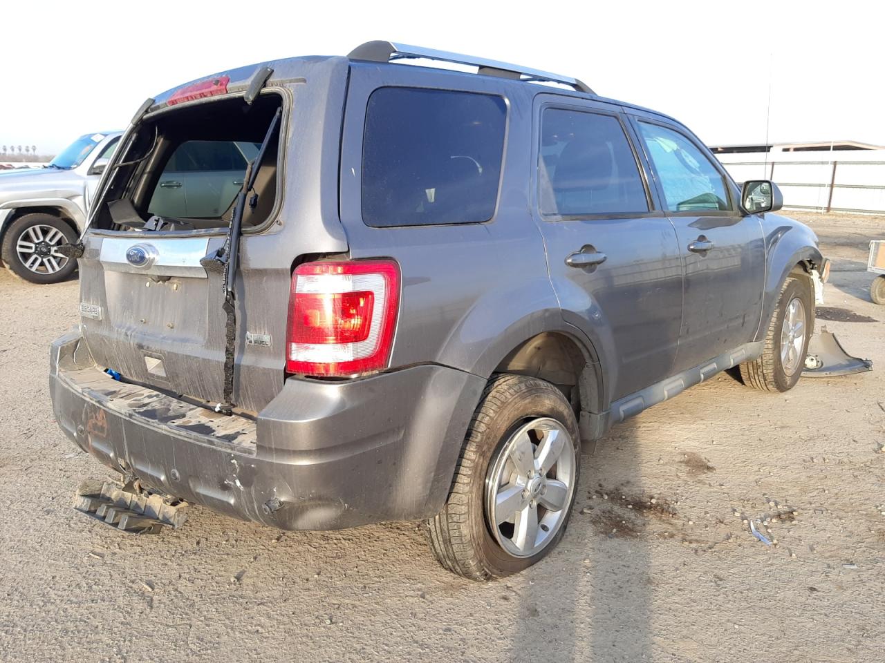 Photo 4 from auction – 2010 FORD ESCAPE LIM with VIN 1FMCU0EG3AKD20115