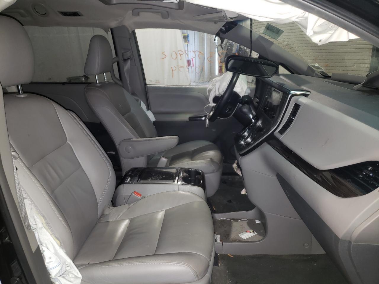 Photo 5 from auction – 2015 TOYOTA SIENNA XLE with VIN 5TDDK3DC6FS123311