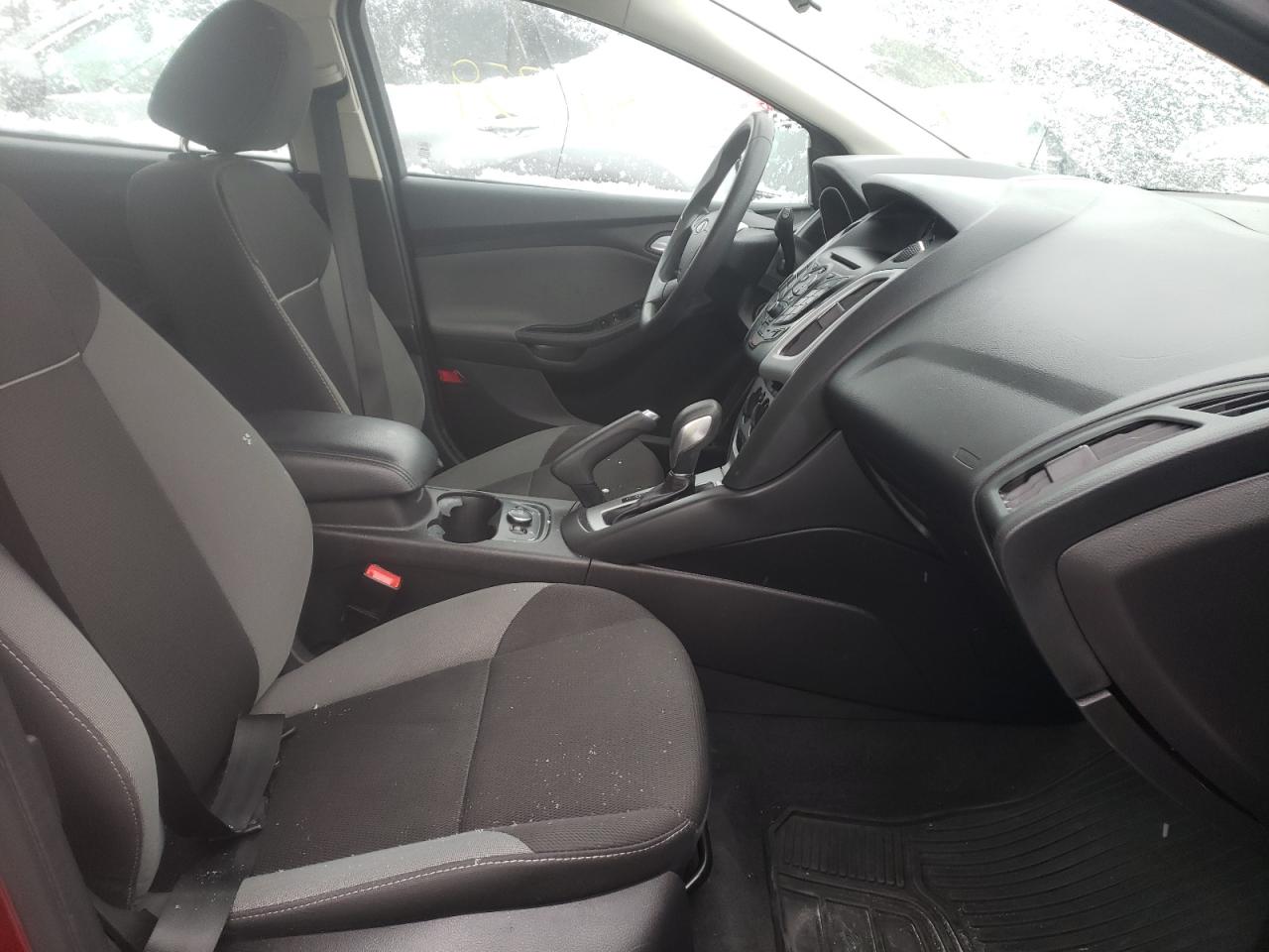 Zdjęcie 5 z aukcji – 2014 FORD FOCUS SE z VIN 1FADP3K28EL395358