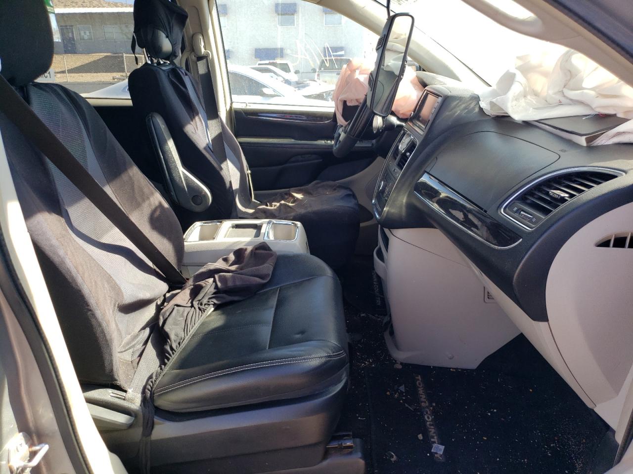 Photo 5 from auction – 2016 CHRYSLER TOWN & COU with VIN 2C4RC1BG6GR292705