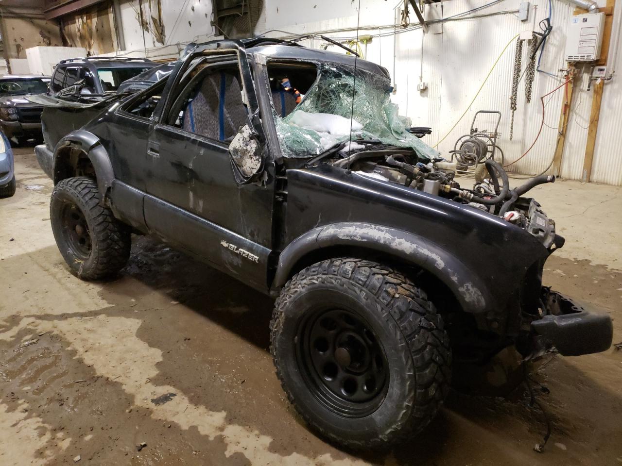 CHEVROLET BLAZER 2000 with VIN 1GNCT18W7YK186582 - Photo from auction