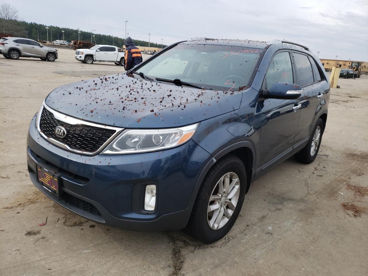 Photo 2 from auction – 2015 KIA SORENTO LX with VIN 5XYKT4A70FG588472
