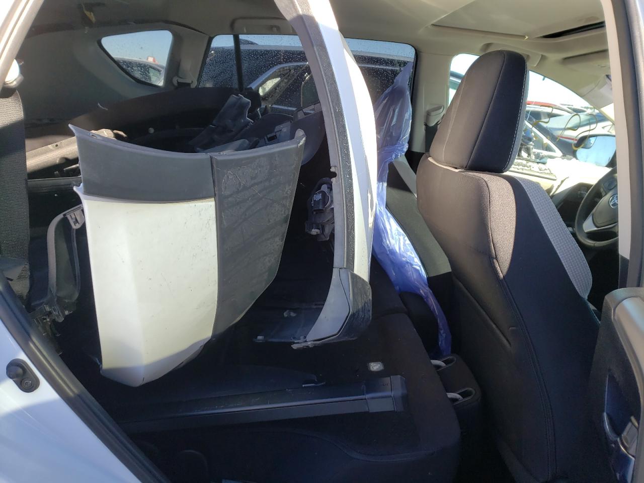 Photo 6 from auction – 2017 TOYOTA RAV4 XLE with VIN 2T3WFREV4HW355648