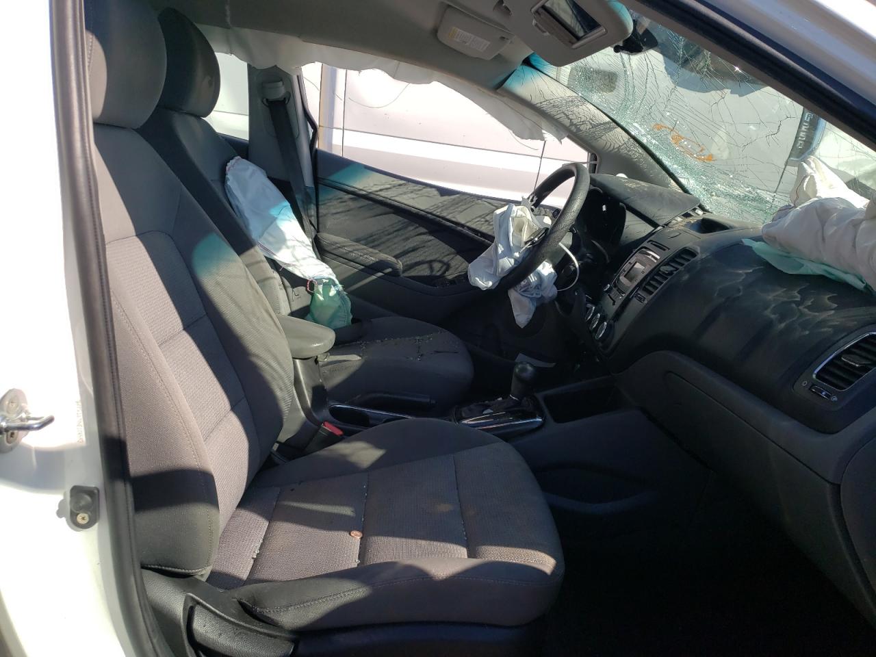 Photo 5 from auction – 2017 KIA FORTE LX with VIN 3KPFK4A79HE104593