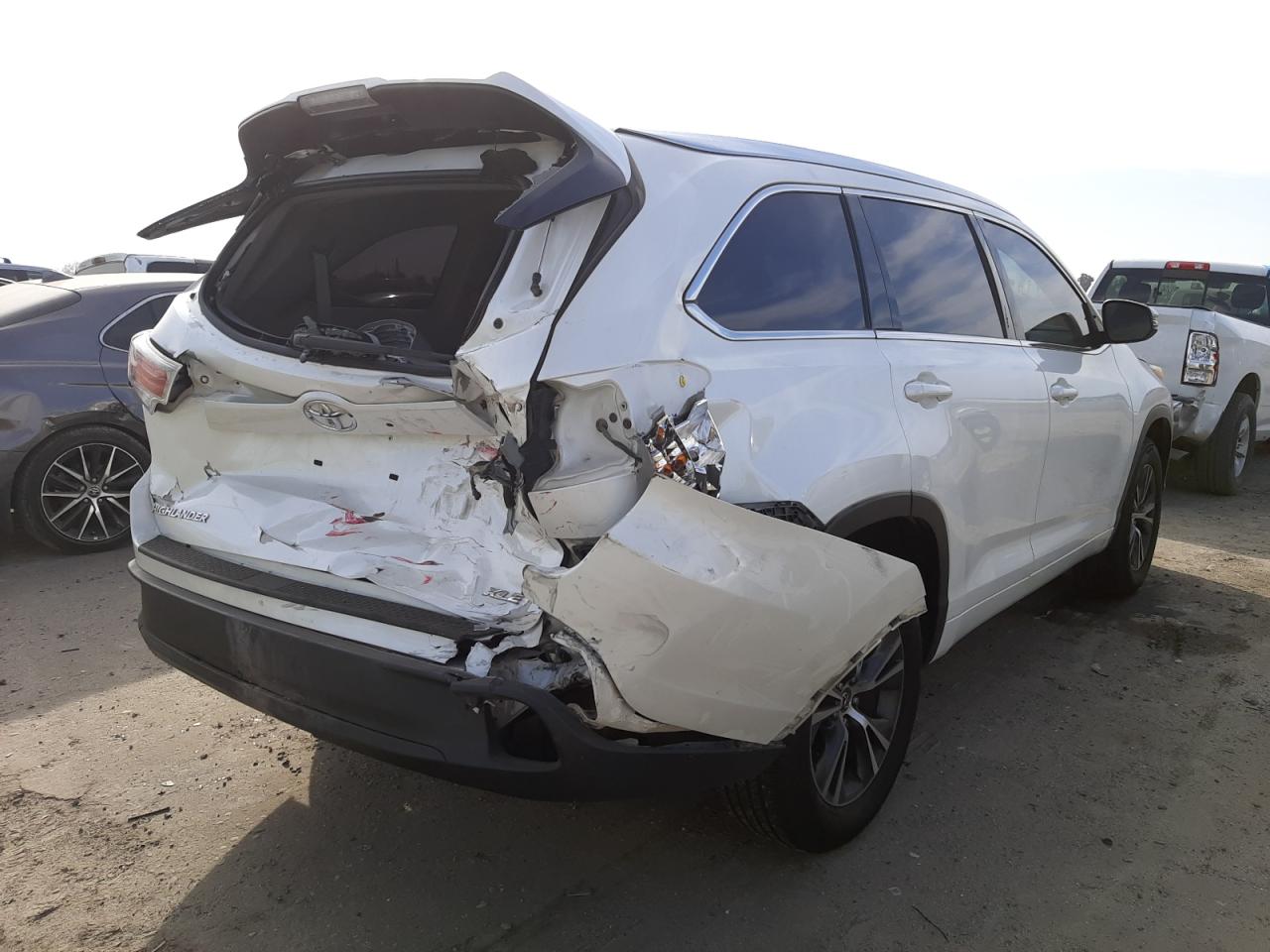 Photo 4 from auction – 2016 TOYOTA HIGHLANDER with VIN 5TDKKRFH8GS178136
