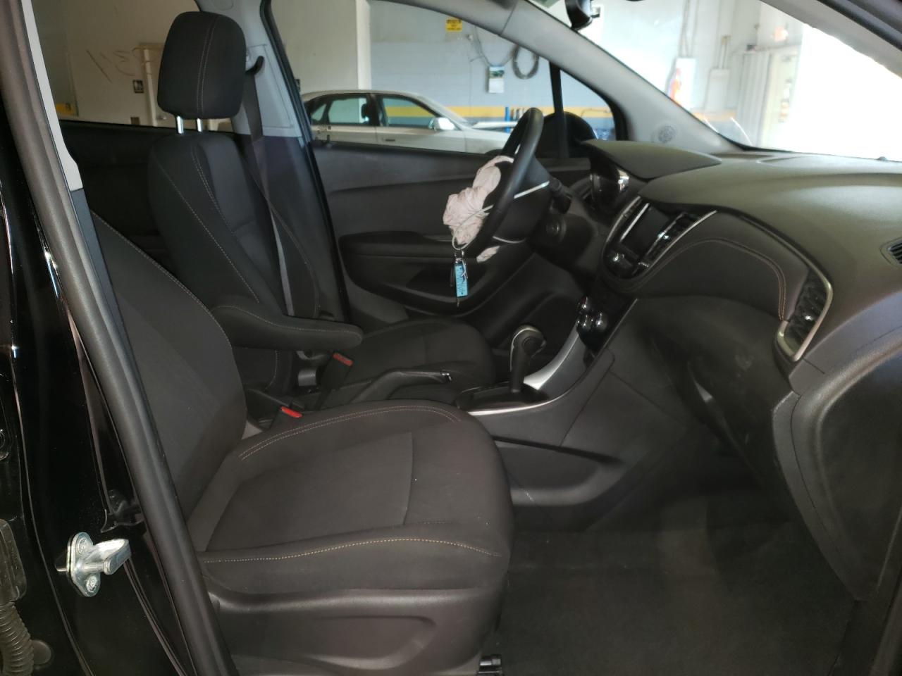 Photo 5 from auction – 2020 CHEVROLET TRAX 1LT with VIN 3GNCJLSBXLL227382