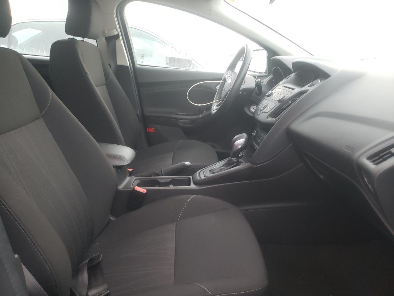 Zdjęcie 5 z aukcji – 2017 FORD FOCUS SE z VIN 1FADP3K27HL288810