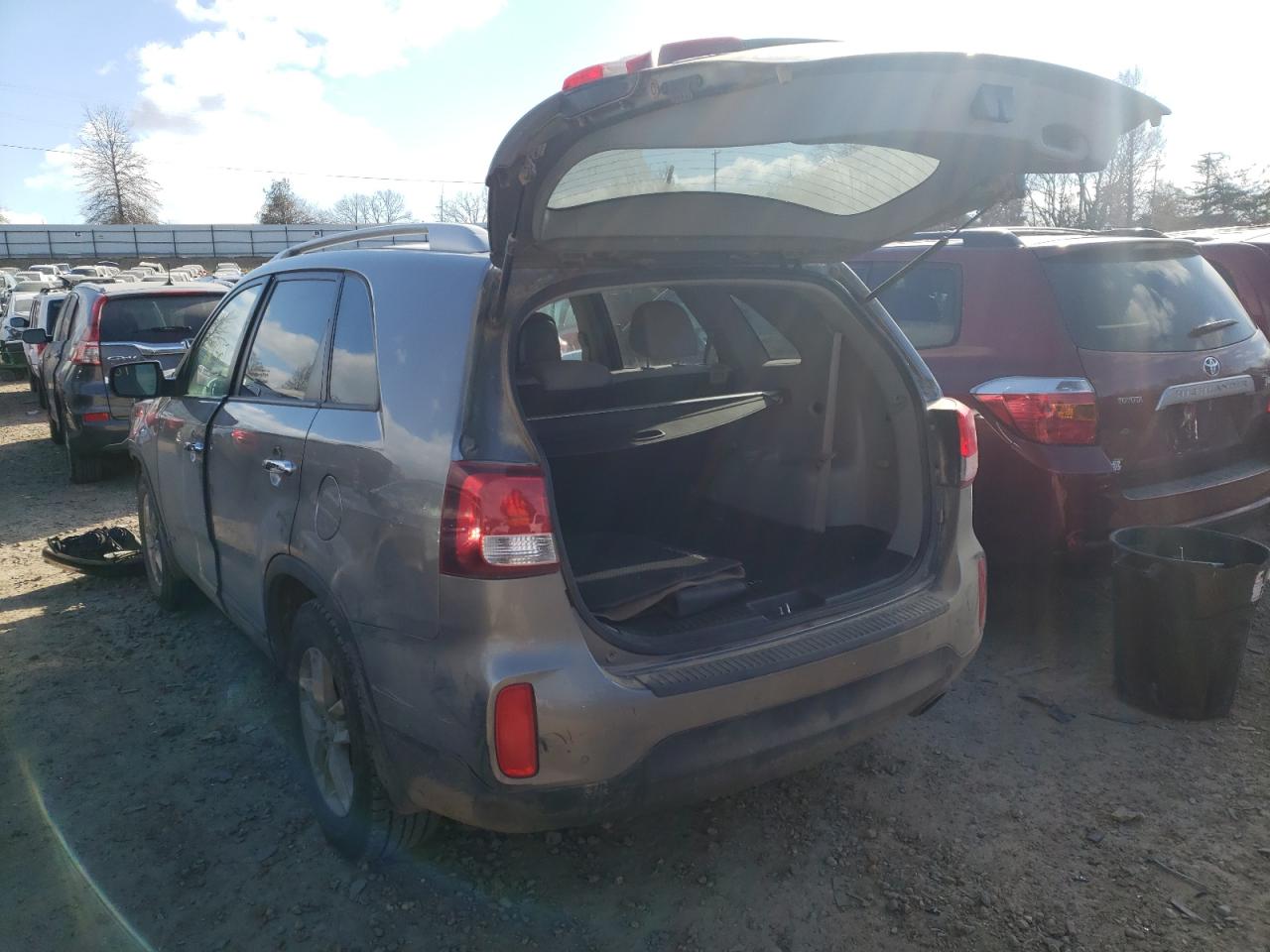 Photo 3 from auction – 2015 KIA SORENTO LX with VIN 5XYKTDA61FG562549