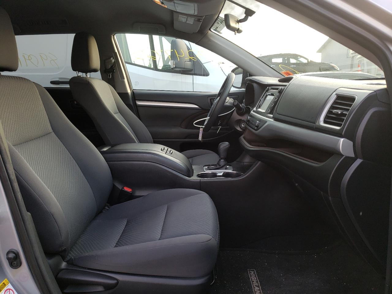 Photo 5 from auction – 2015 TOYOTA HIGHLANDER with VIN 5TDBKRFH1FS183399