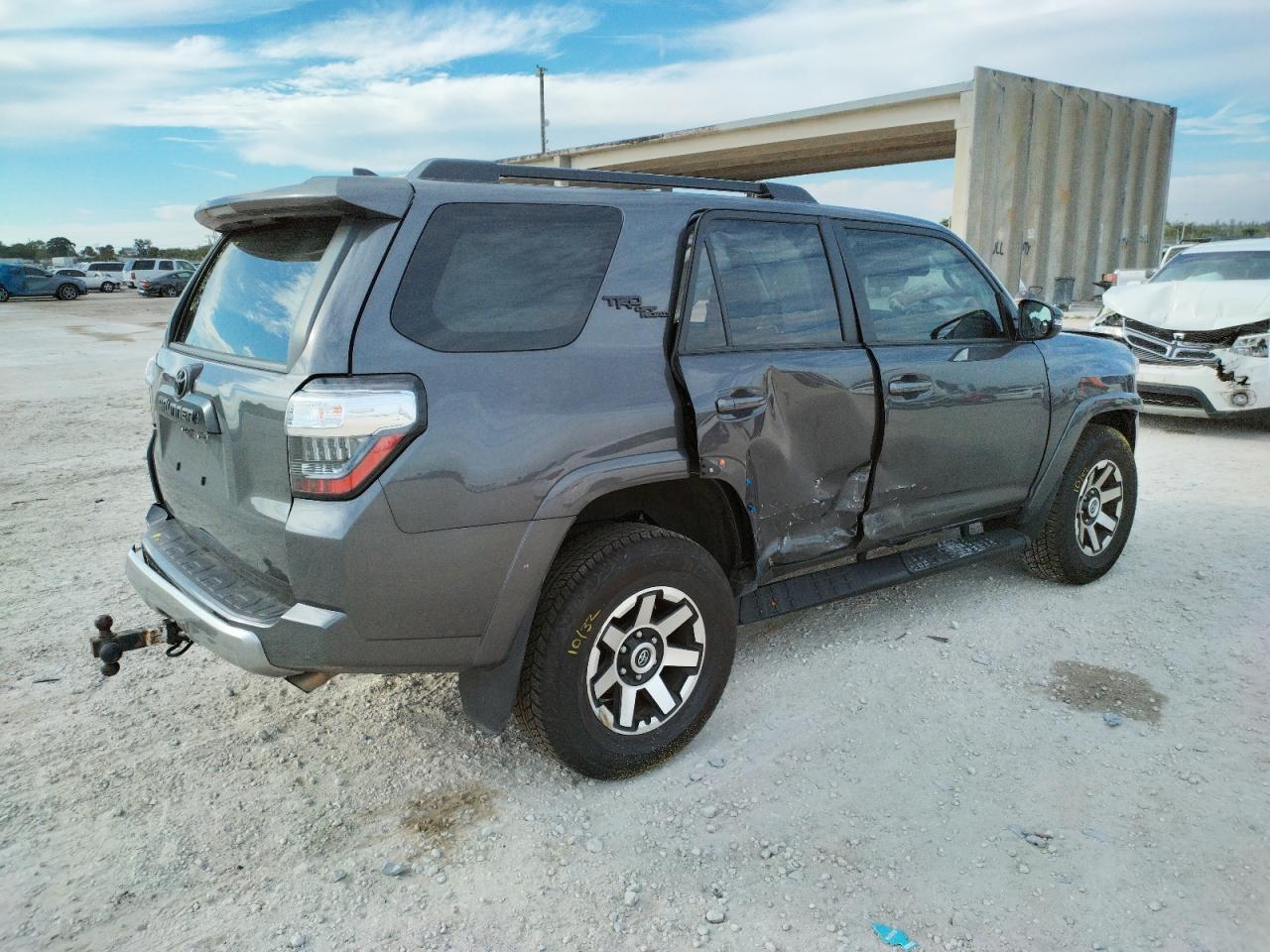 Photo 4 from auction – 2021 TOYOTA 4RUNNER SR with VIN JTERU5JR7M5938992