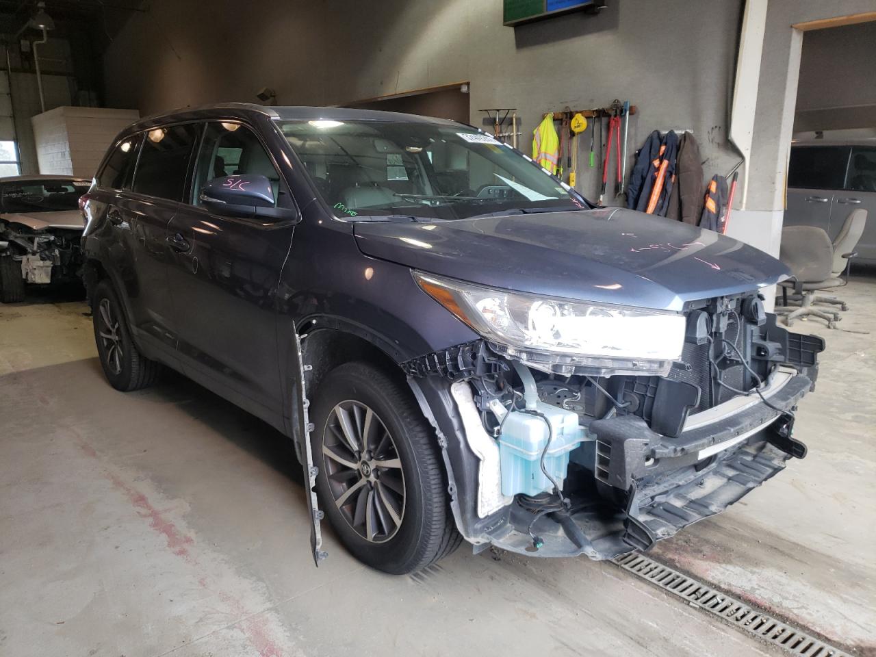 TOYOTA HIGHLANDER 2017 with VIN 5TDJZRFHXHS414620 - Photo from auction