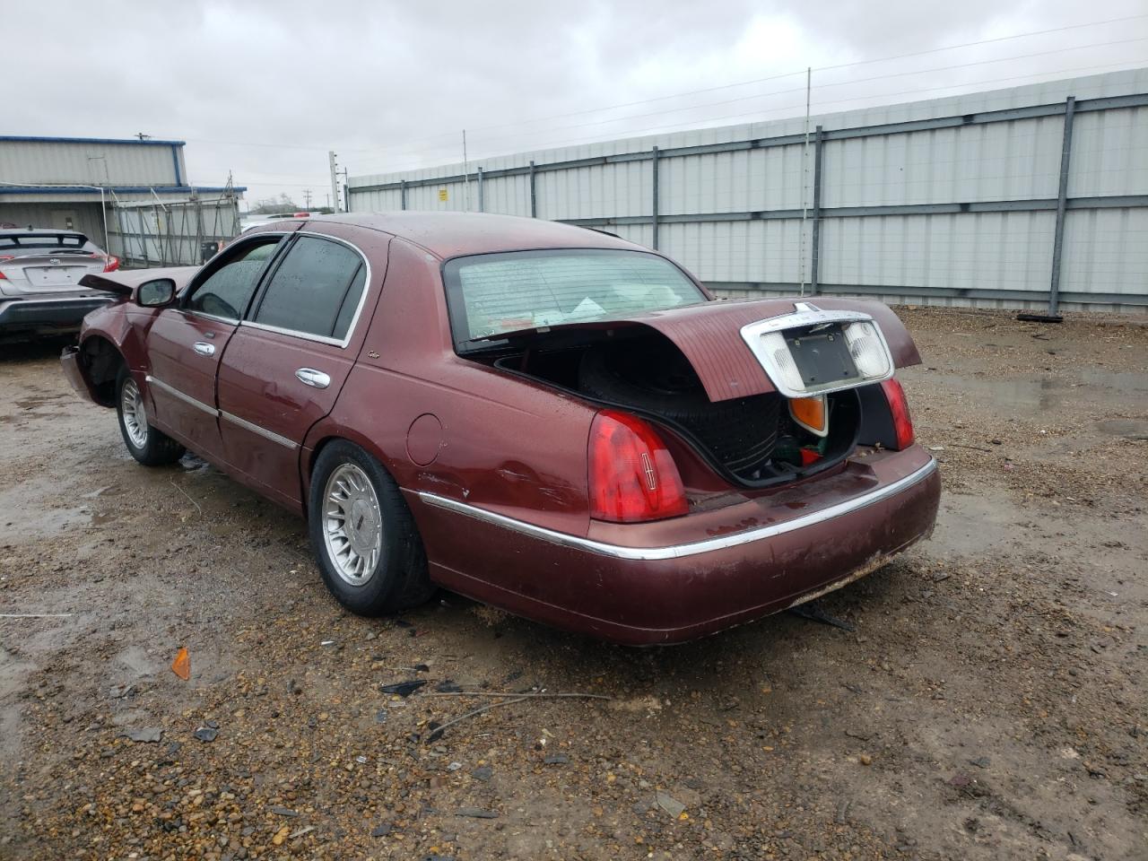 Photo 3 from auction – 2000 LINCOLN TOWN CAR C with VIN 1LNHM83W2YY809594