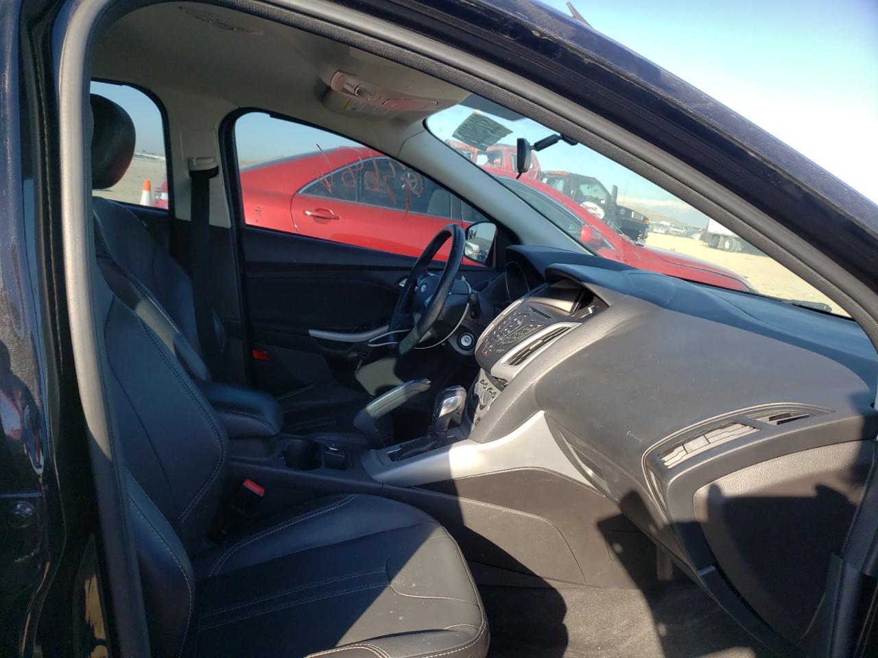 Zdjęcie 5 z aukcji – 2014 FORD FOCUS SE z VIN 1FADP3K28EL131203