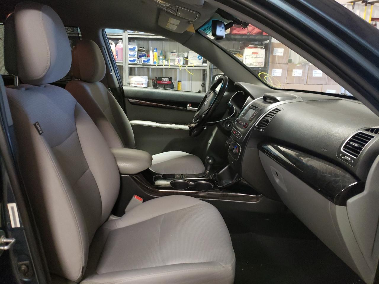 Photo 5 from auction – 2015 KIA SORENTO LX with VIN 5XYKTCA61FG611243