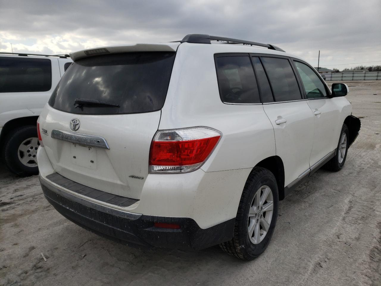 Photo 4 from auction – 2013 TOYOTA HIGHLANDER with VIN 5TDBK3EH2DS201209