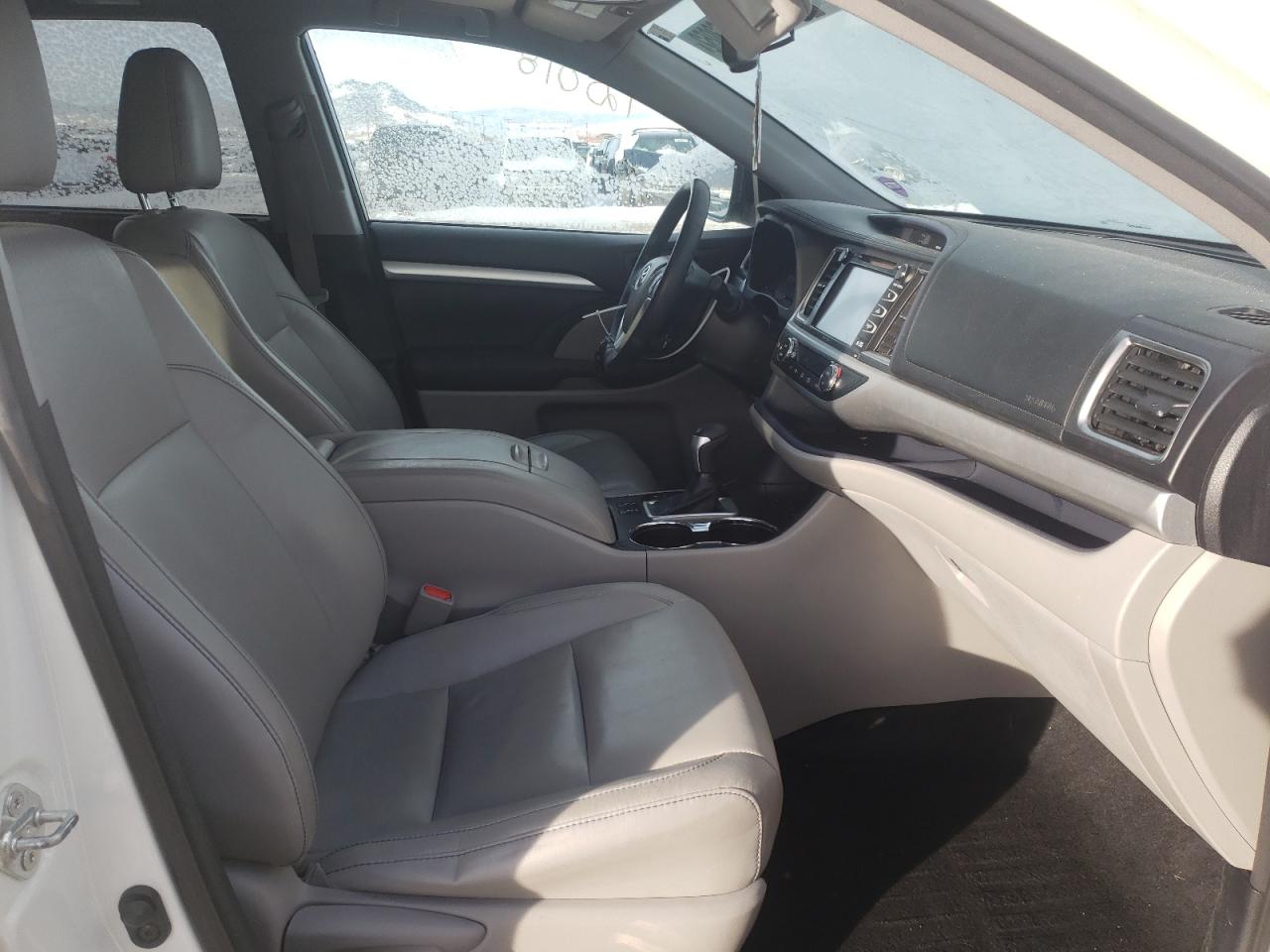 Photo 5 from auction – 2014 TOYOTA HIGHLANDER with VIN 5TDJKRFH5ES066824