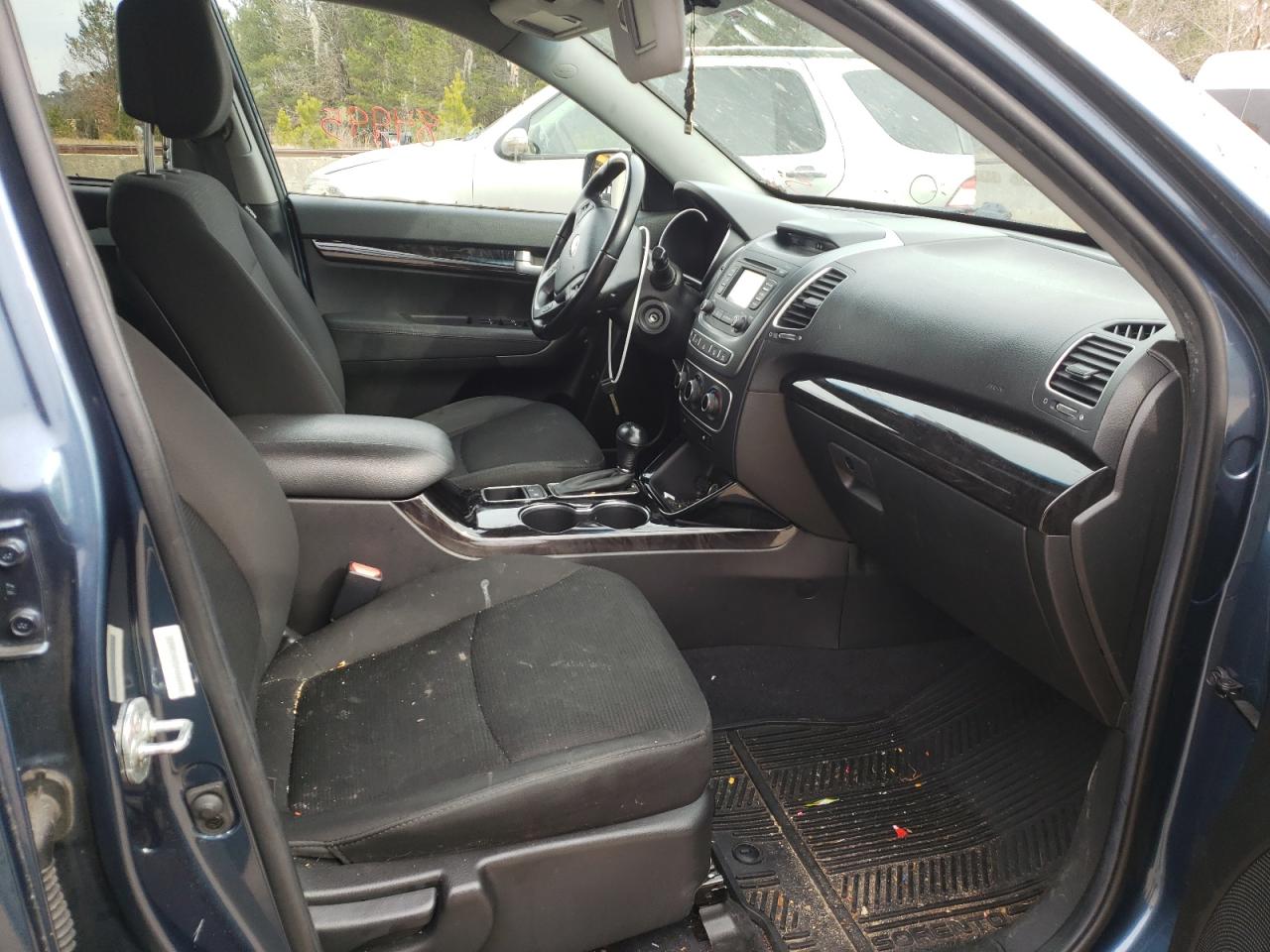 Photo 5 from auction – 2015 KIA SORENTO LX with VIN 5XYKT4A70FG588472