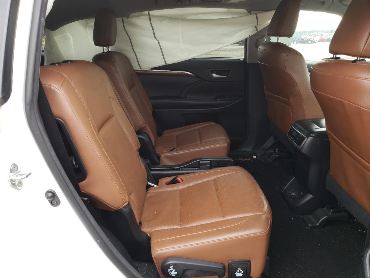 Photo 6 from auction – 2017 TOYOTA HIGHLANDER with VIN 5TDDGRFH6HS035228