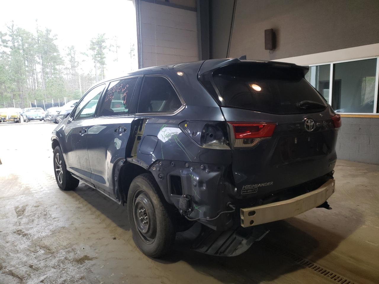 Photo 3 from auction – 2017 TOYOTA HIGHLANDER with VIN 5TDJZRFHXHS414620