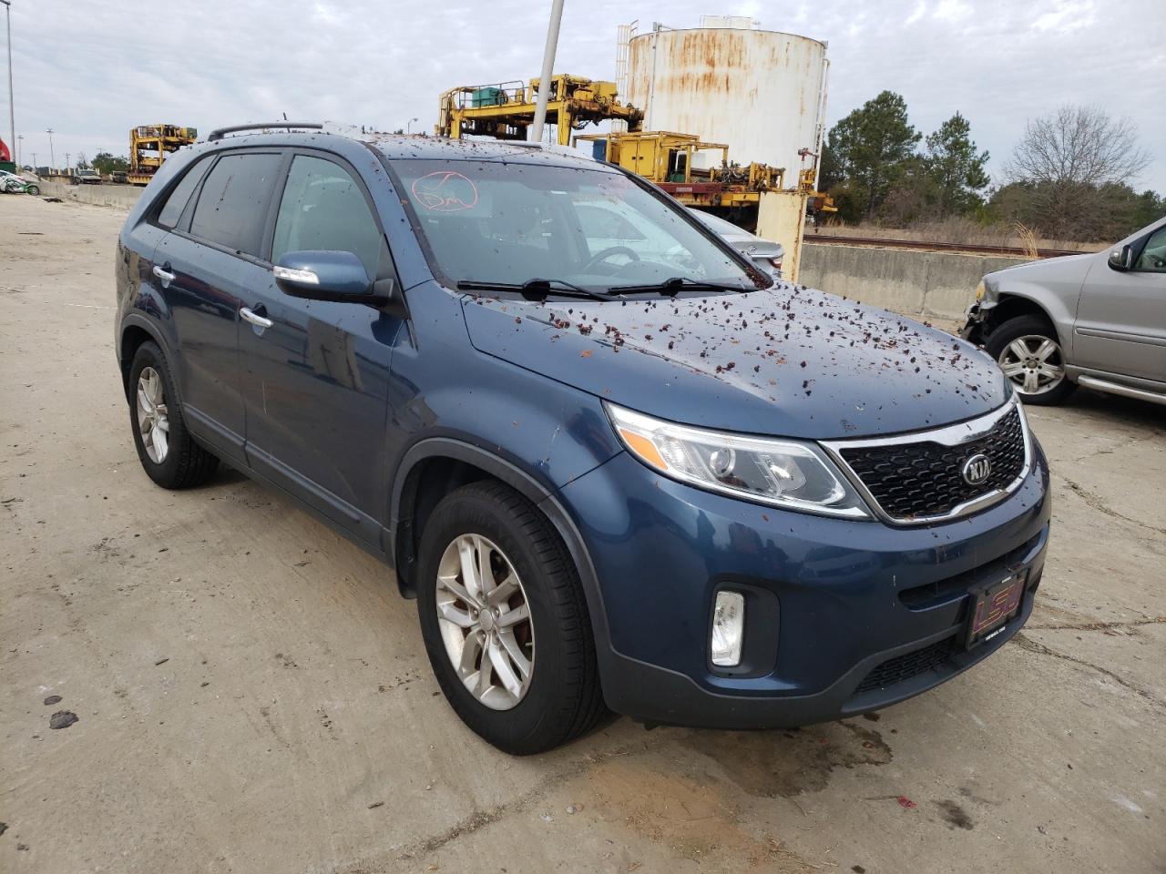 KIA SORENTO LX 2015 with VIN 5XYKT4A70FG588472 - Photo from auction
