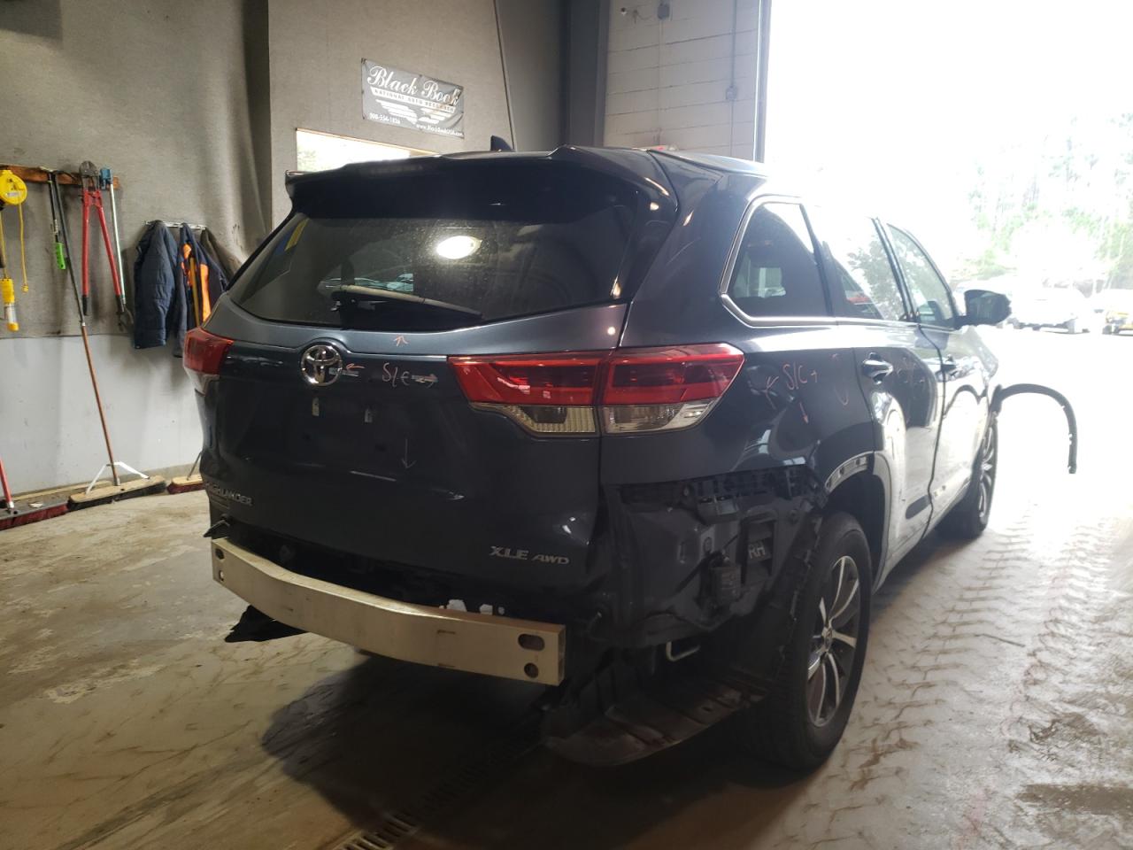 Photo 4 from auction – 2017 TOYOTA HIGHLANDER with VIN 5TDJZRFHXHS414620