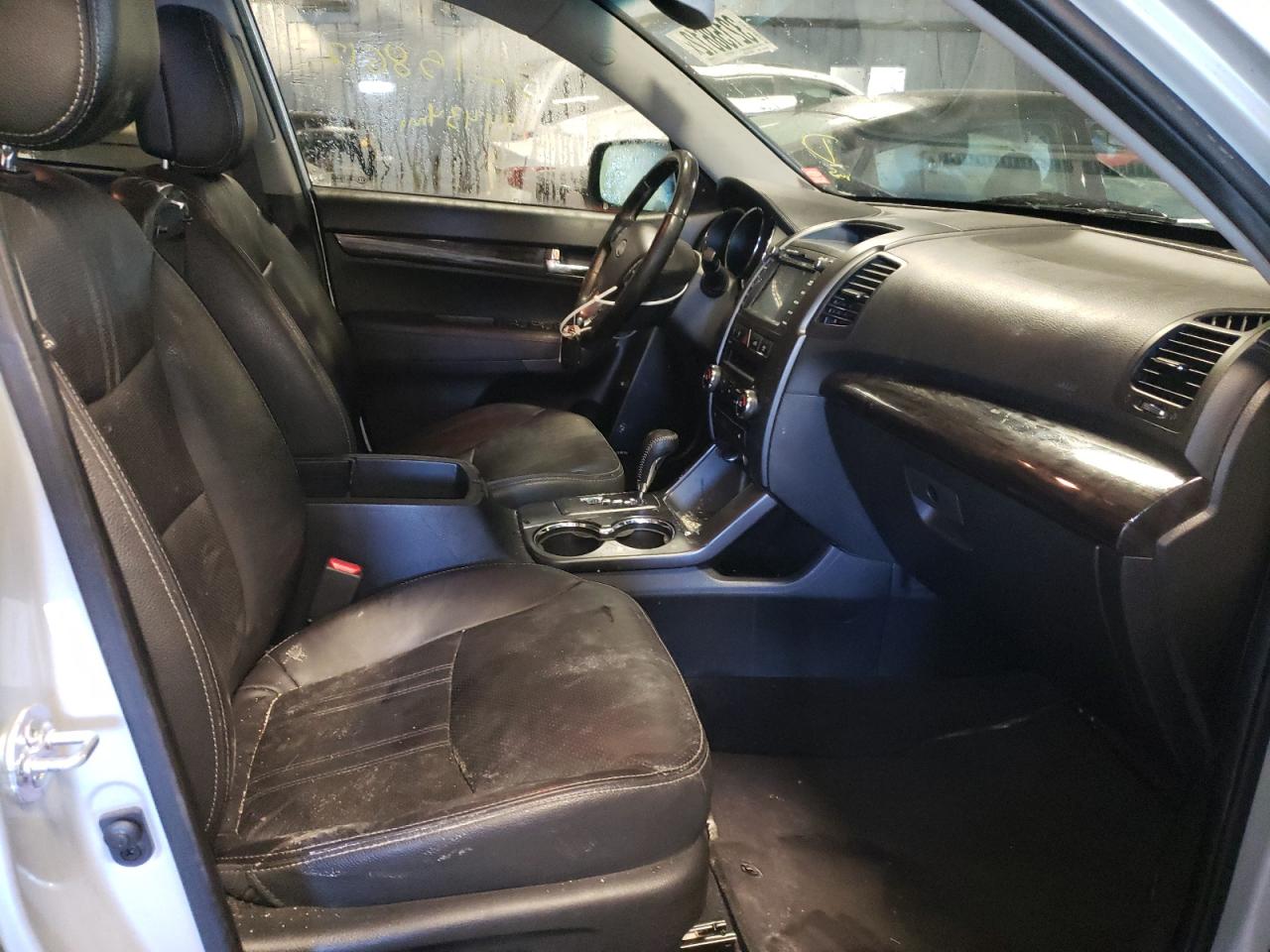 Photo 5 from auction – 2013 KIA SORENTO SX with VIN 5XYKWDA24DG361049