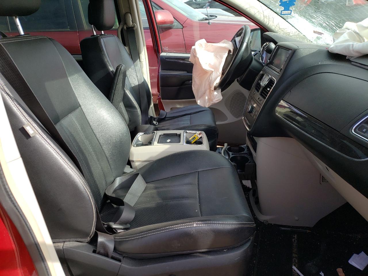 Photo 5 from auction – 2015 CHRYSLER TOWN & COU with VIN 2C4RC1CG1FR547144