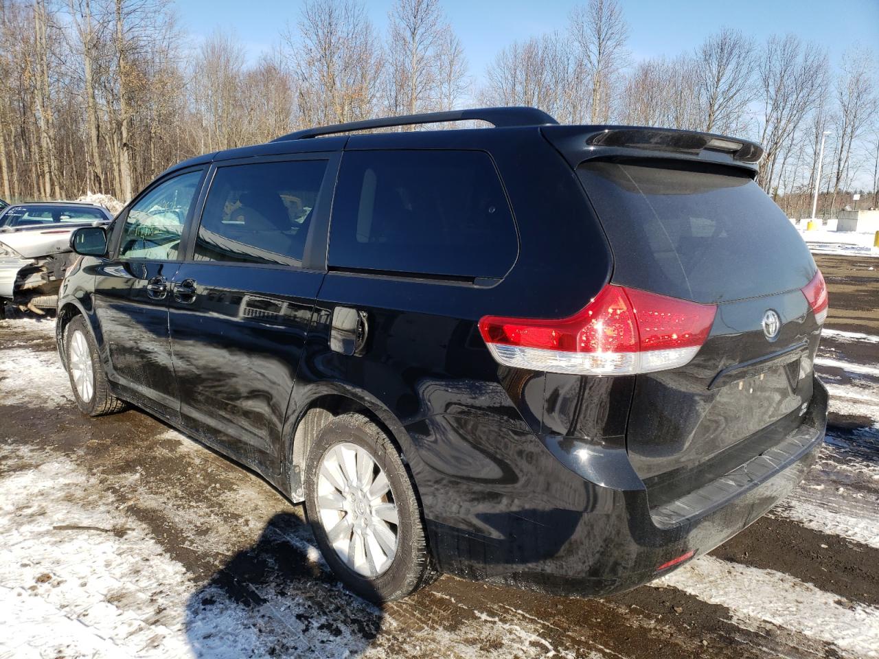 Photo 3 from auction – 2014 TOYOTA SIENNA LE with VIN 5TDJK3DC2ES083052