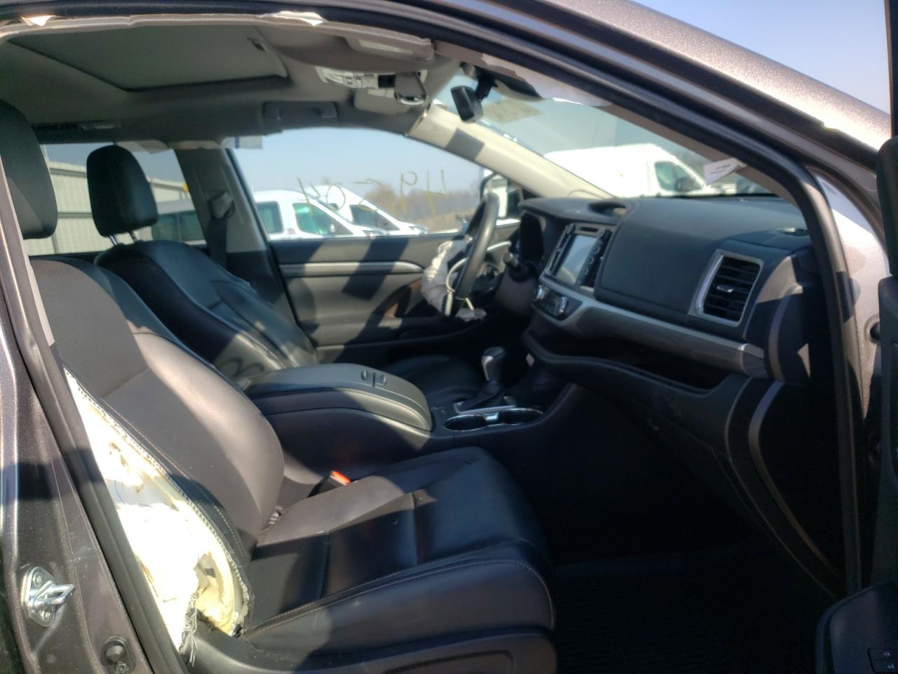 Photo 5 from auction – 2017 TOYOTA HIGHLANDER with VIN 5TDDGRFH6HS023600