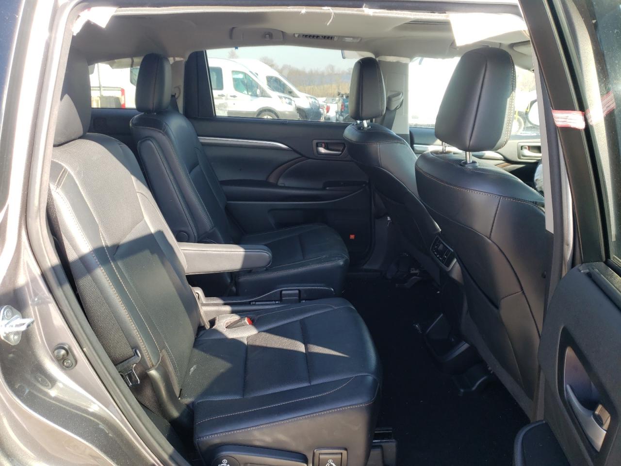 Photo 6 from auction – 2017 TOYOTA HIGHLANDER with VIN 5TDDGRFH6HS023600