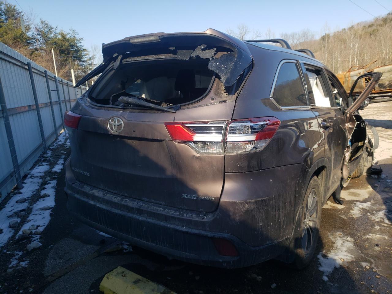Photo 4 from auction – 2017 TOYOTA HIGHLANDER with VIN 5TDJZRFH6HS364119