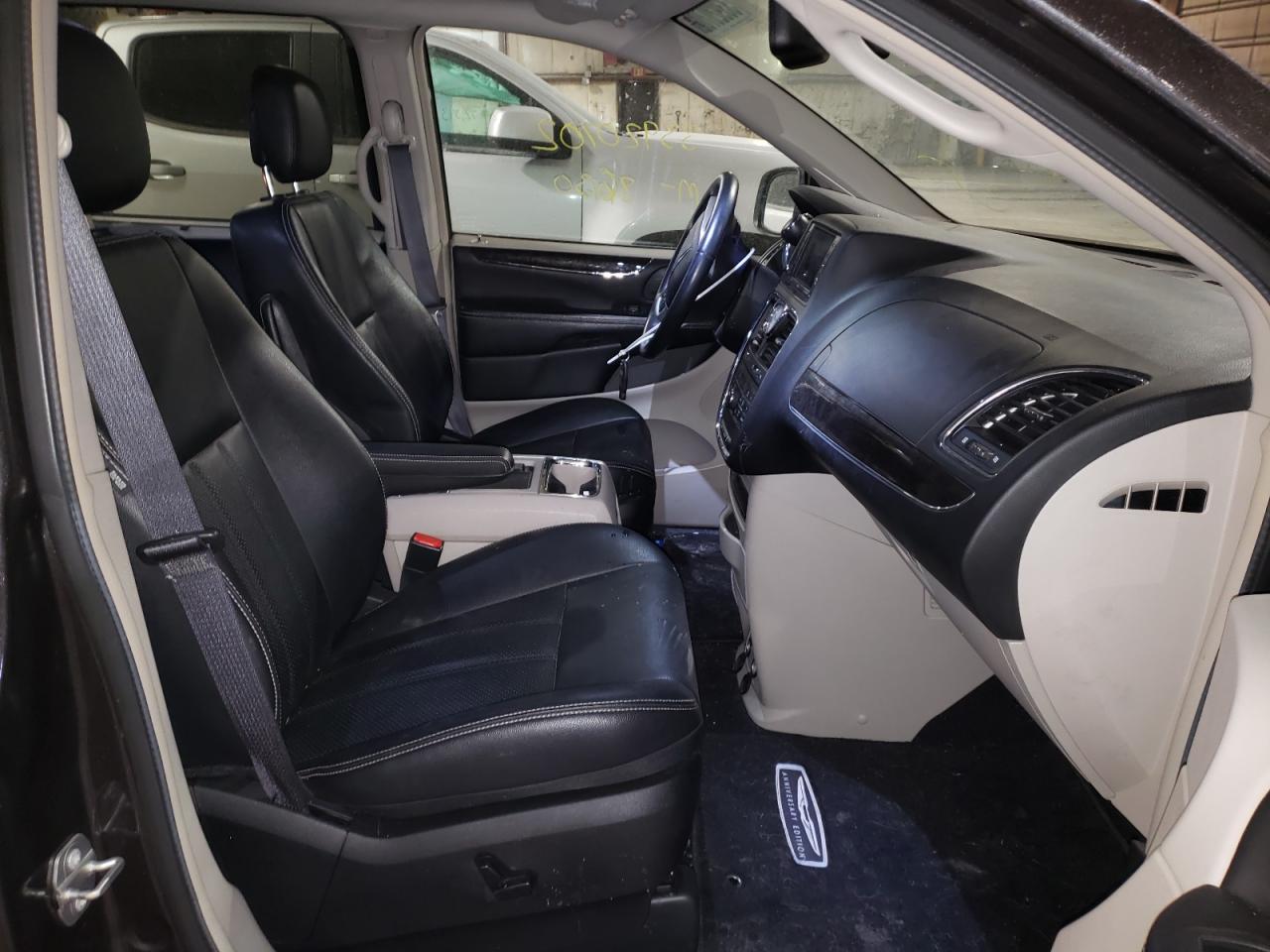 Photo 5 from auction – 2016 CHRYSLER TOWN & COU with VIN 2C4RC1CG1GR111590