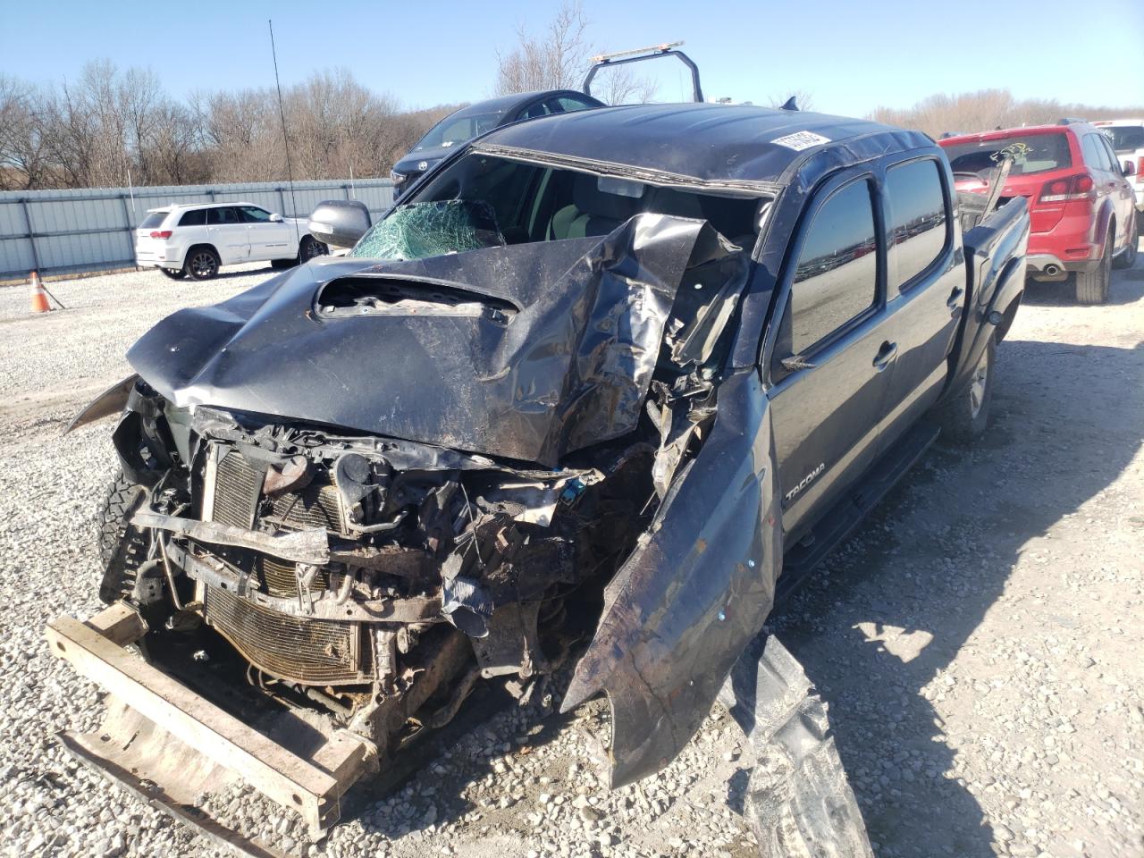 Photo 2 from auction – 2014 TOYOTA TACOMA DOU with VIN 3TMLU4EN3EM144367