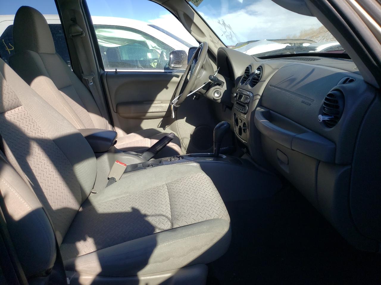 Photo 5 from auction – 2006 JEEP LIBERTY RE with VIN 1J4GL38K16W262509