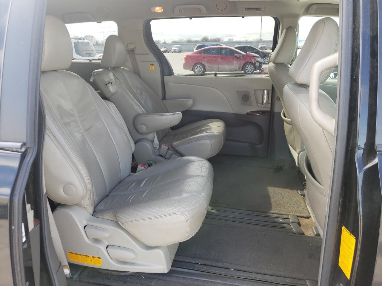 Photo 6 from auction – 2011 TOYOTA SIENNA XLE with VIN 5TDYK3DC9BS116185