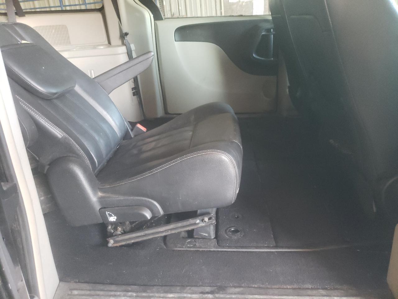 Photo 6 from auction – 2014 CHRYSLER TOWN & COU with VIN 2C4RC1BG2ER217710
