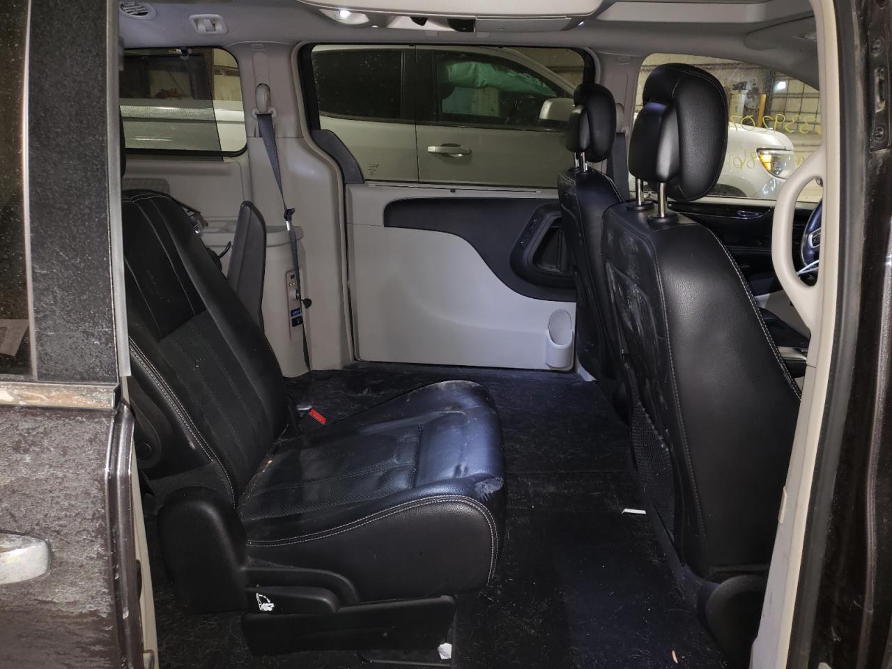 Photo 6 from auction – 2016 CHRYSLER TOWN & COU with VIN 2C4RC1CG1GR111590