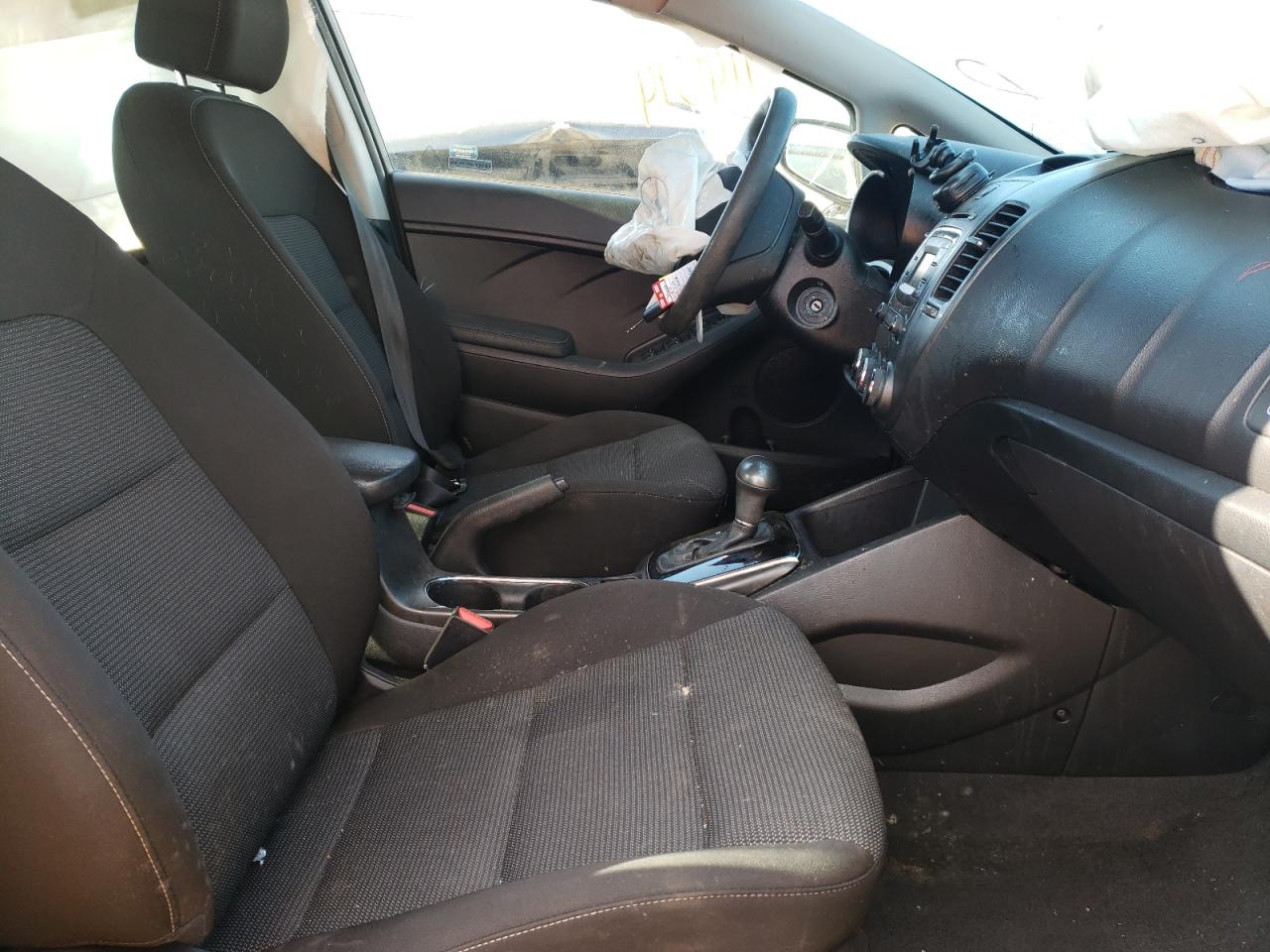 Photo 5 from auction – 2017 KIA FORTE LX with VIN 3KPFK4A73HE029910
