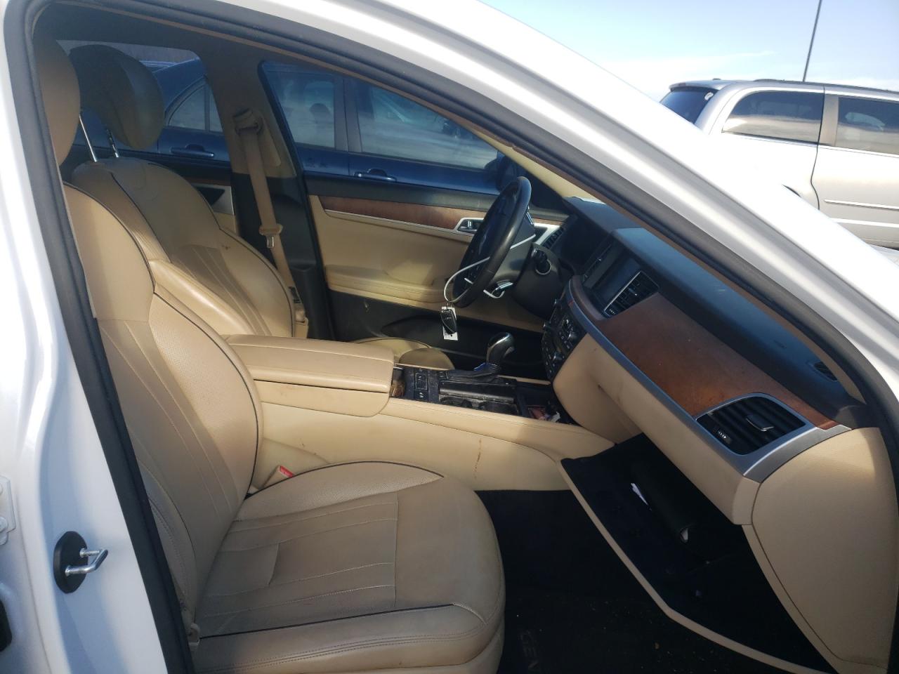 Photo 5 from auction – 2015 HYUNDAI GENESIS 5. with VIN KMHGN4JF9FU025972