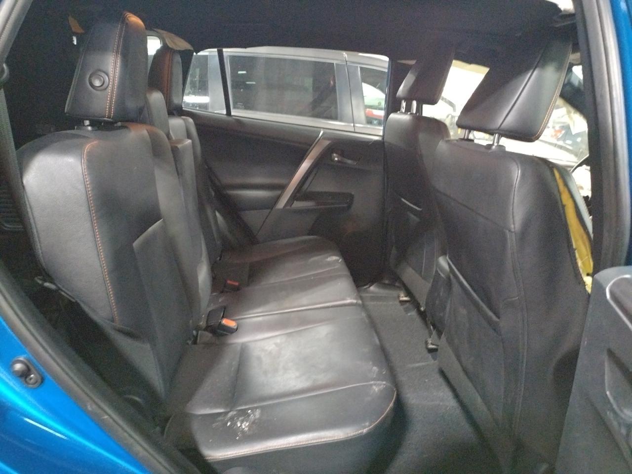Photo 6 from auction – 2016 TOYOTA RAV4 SE with VIN JTMJFREV4GJ065336