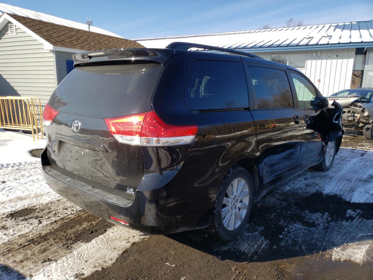 Photo 4 from auction – 2014 TOYOTA SIENNA LE with VIN 5TDJK3DC2ES083052