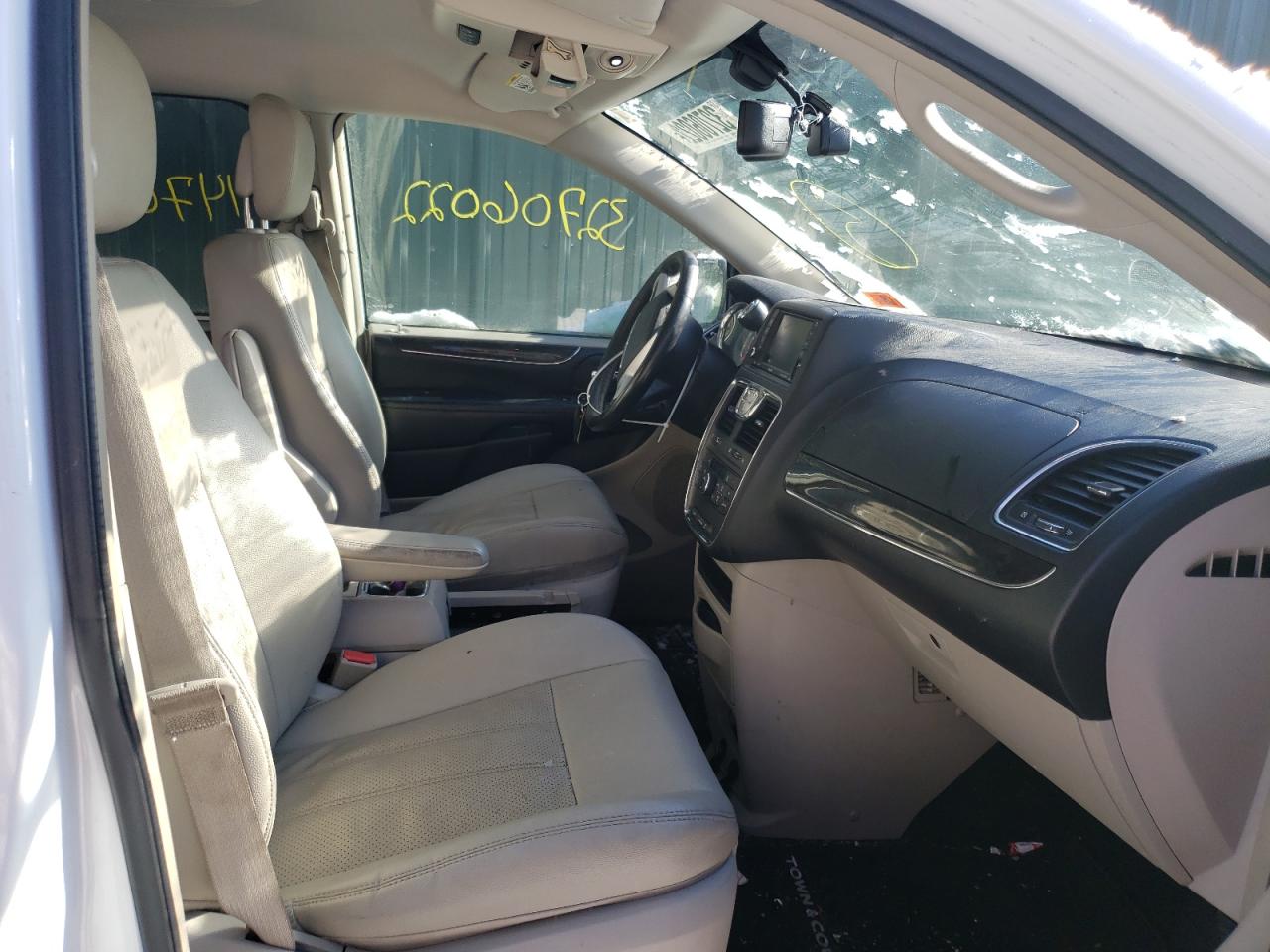 Photo 5 from auction – 2015 CHRYSLER TOWN & COU with VIN 2C4RC1CG5FR563203