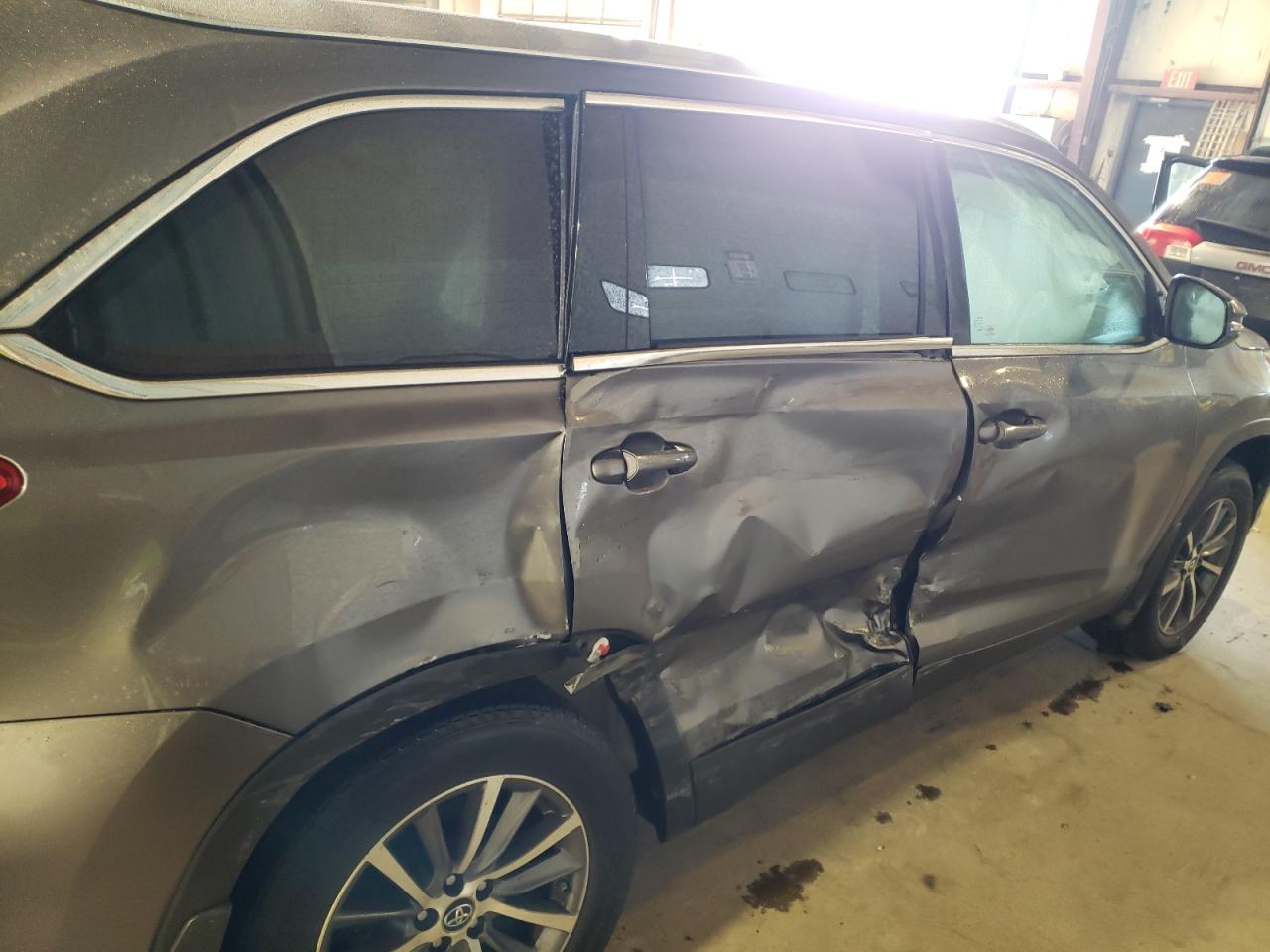 Photo 9 from auction – 2019 TOYOTA HIGHLANDER with VIN 5TDJZRFH5KS990218