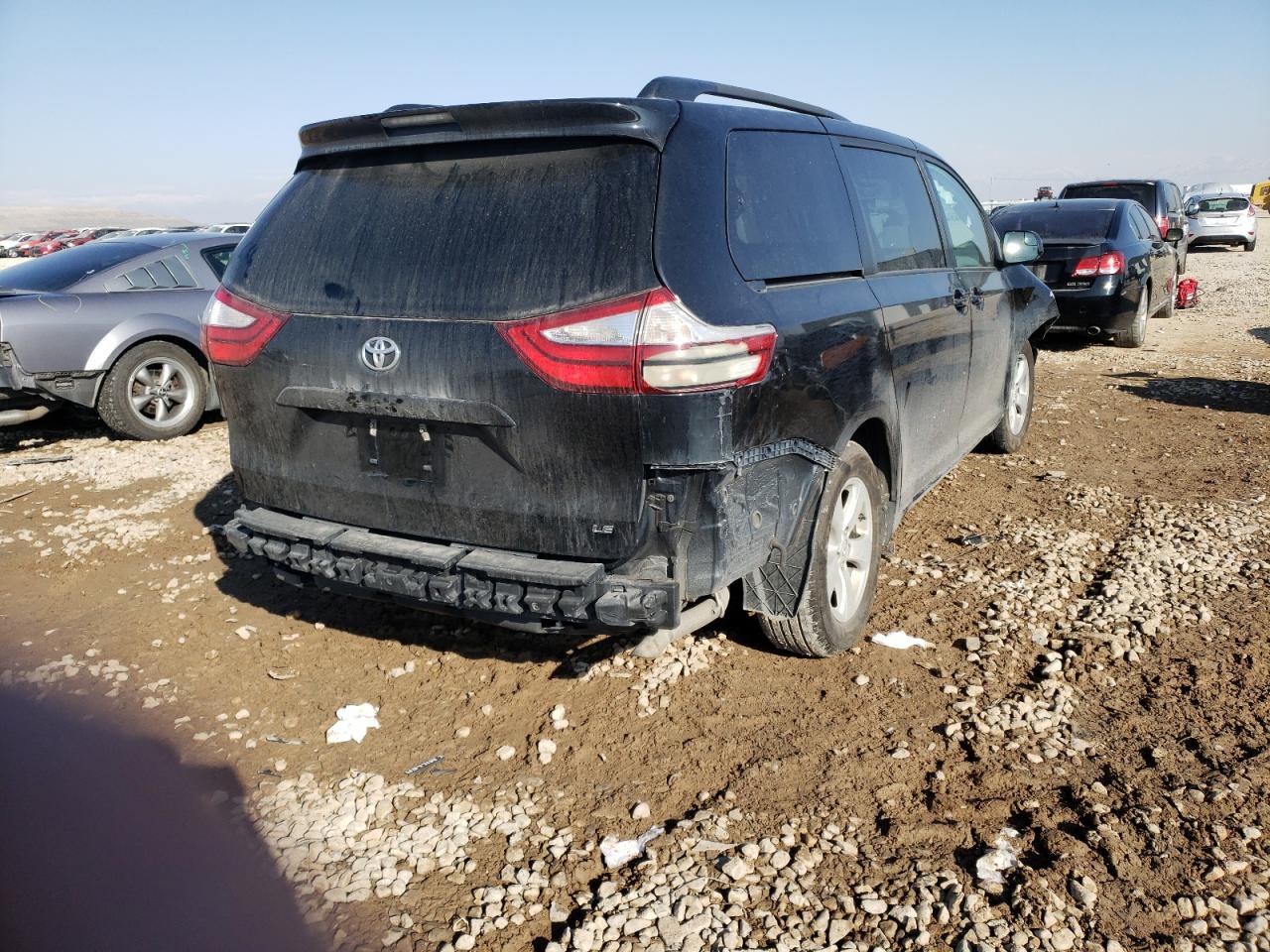 Photo 4 from auction – 2017 TOYOTA SIENNA LE with VIN 5TDKZ3DC5HS836318