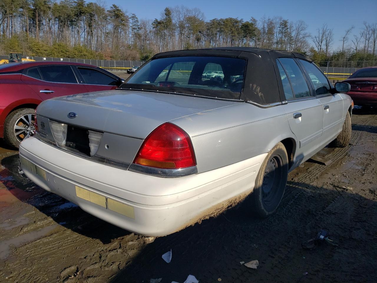 Photo 4 from auction – 2000 FORD CROWN VICT with VIN 2FAFP73W7YX123943