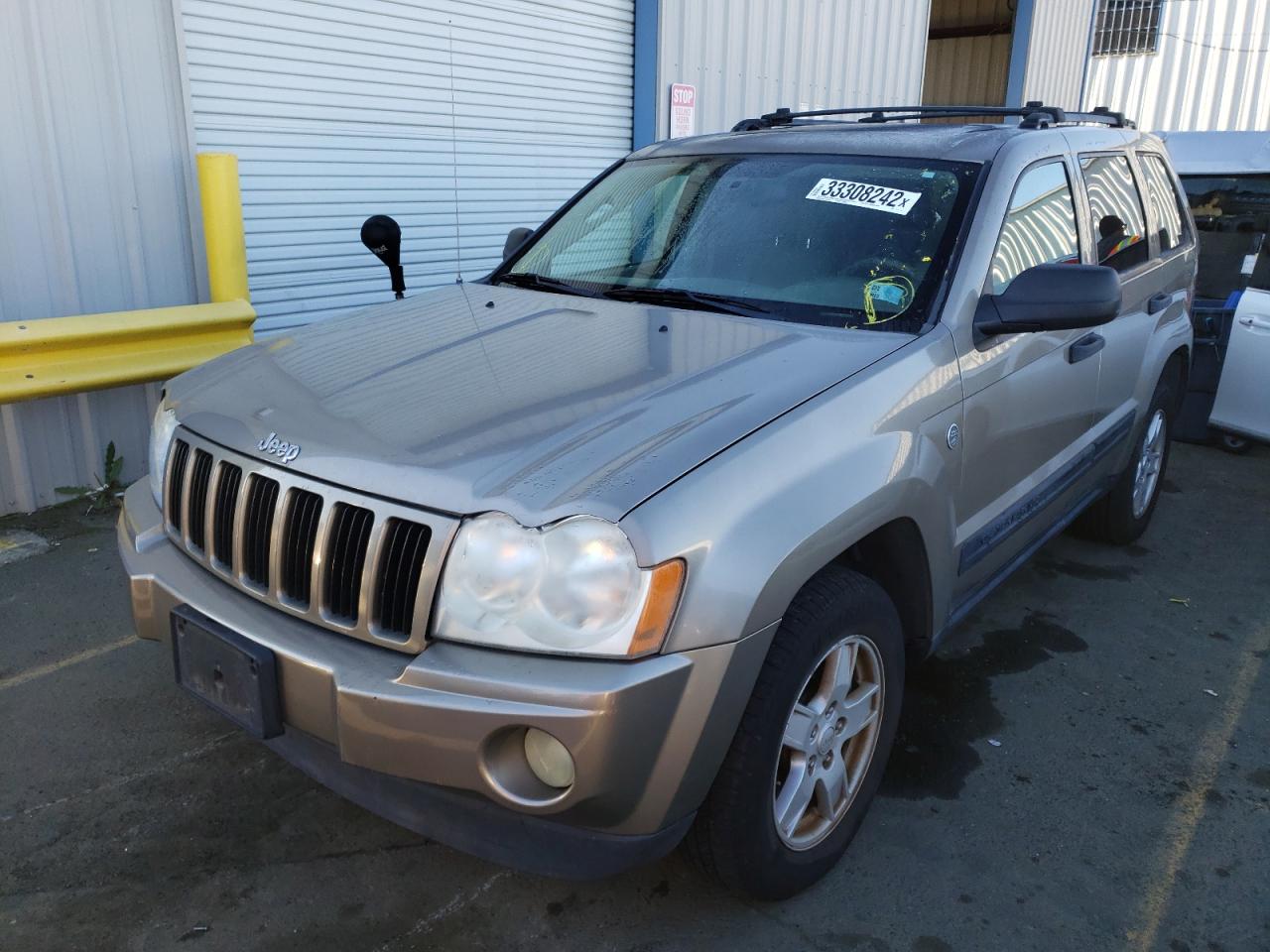 Photo 2 from auction – 2005 JEEP CHEROKEE with VIN 1J4HR48NX5C702102