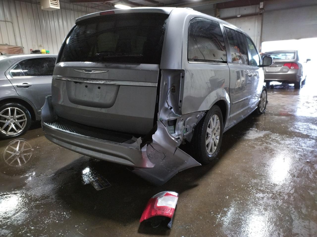 Photo 4 from auction – 2015 CHRYSLER TOWN & COU with VIN 2C4RC1BG2FR588237