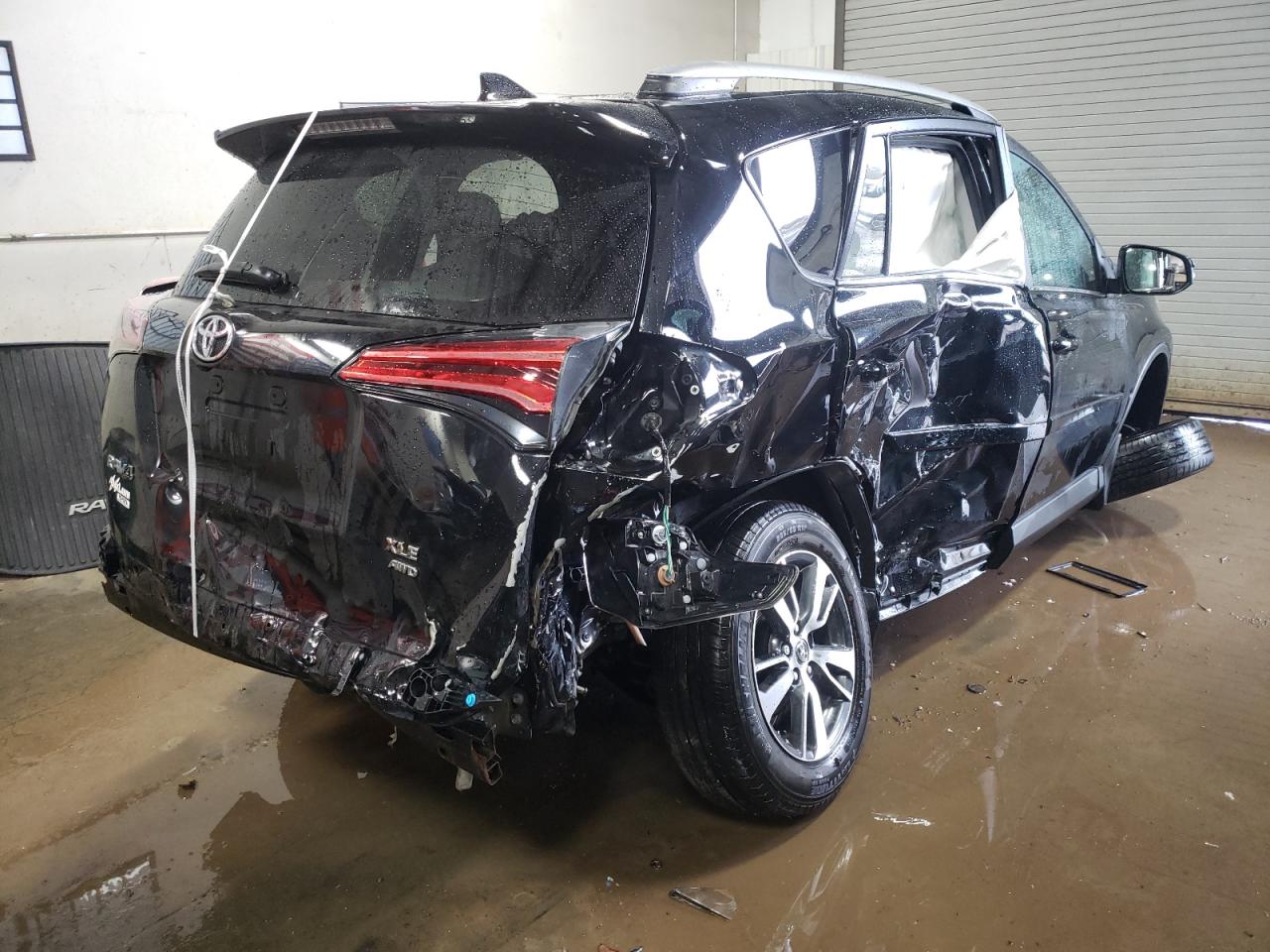 Photo 4 from auction – 2017 TOYOTA RAV4 XLE with VIN 2T3RFREV2HW606812