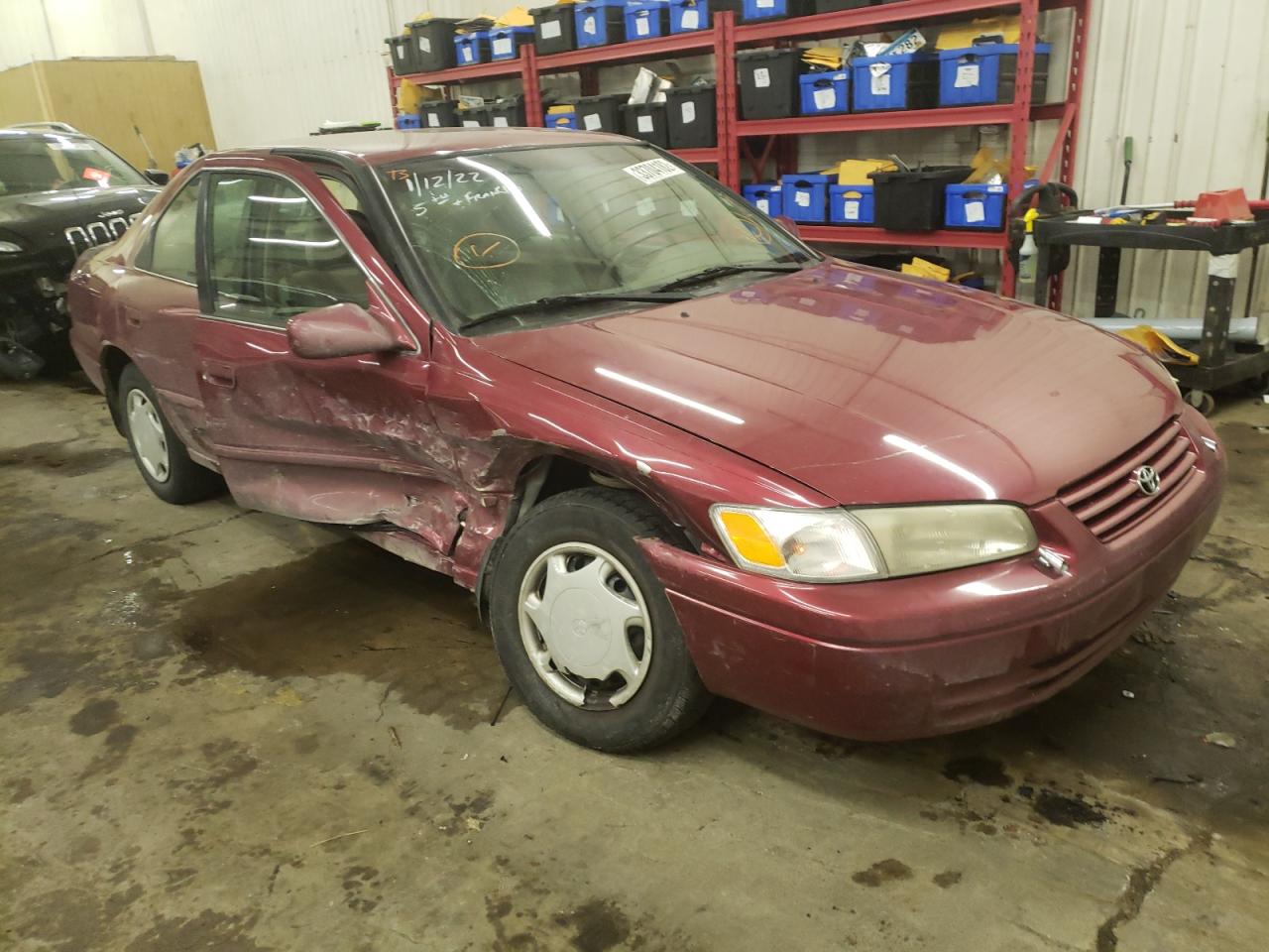TOYOTA CAMRY CE 1998 with VIN 4T1BG22K7WU856259 - Photo from auction