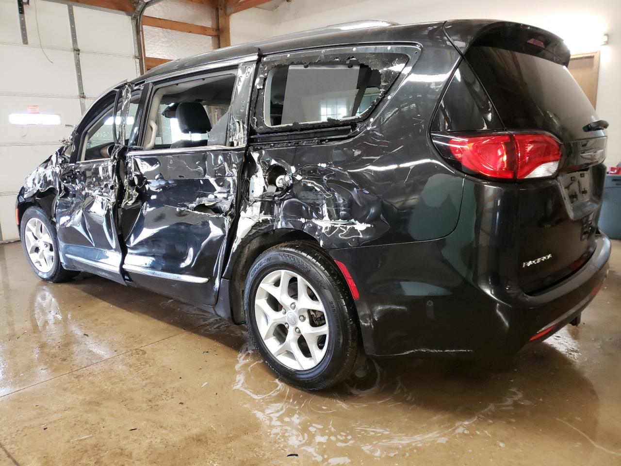 Photo 3 from auction – 2017 CHRYSLER PACIFICA T with VIN 2C4RC1EG5HR683907